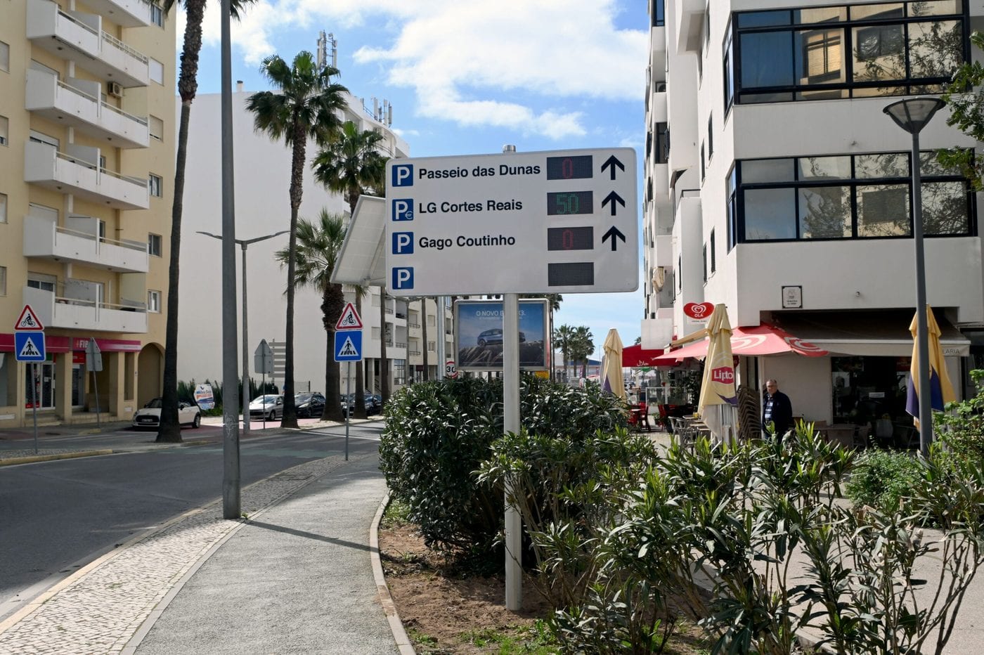 Painel LED de orientação de estacionamento em Quarteira com os lugares disponíveis em tempo real.